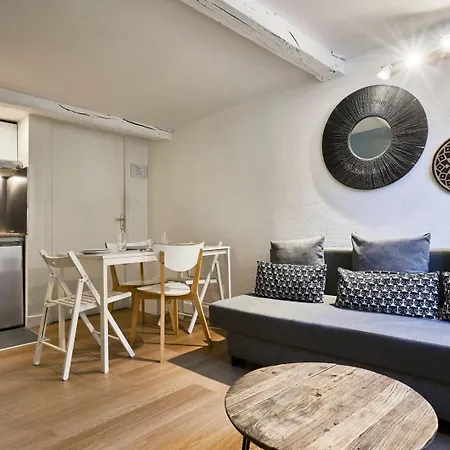 דירה Triplex In The Heart Of Old ליל